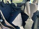 リアシートはベンチシートになって足元も広いです