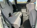 リアシートはベンチシートになって足元も広いです