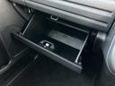 助手席側にはグローブボックスが装備され車検証等が入ります
