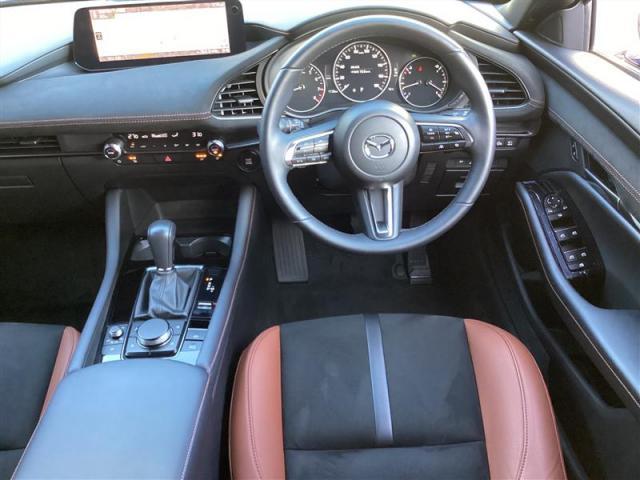 ＭＡＺＤＡ３ファストバック １５Ｓ　レトロスポーツエディション　１５Ｓ　レトロスポーツエディション　６速オートマ　マツダコネクト・ナビ・３６０度モニター・パワーシート・シートヒーター・ハンドル（3枚目）
