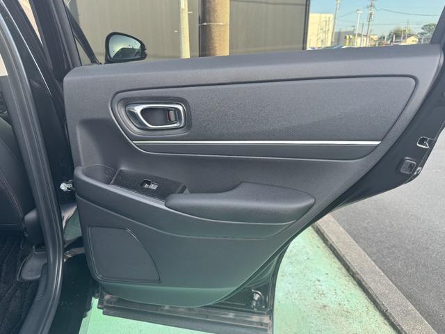 ヴェゼル ｅ：ＨＥＶＺ　１オーナー禁煙車ＥＴＣ２．０純正ドラレコ前後パワーリアゲート　衝突回避支援ブレーキ機能　１オナ　スマキ　Ｐトランク　フルオートエアコン　Ｄレコ　エアバッグ　両席エアバック　Ｒカメ　記録簿付　ソナー（16枚目）