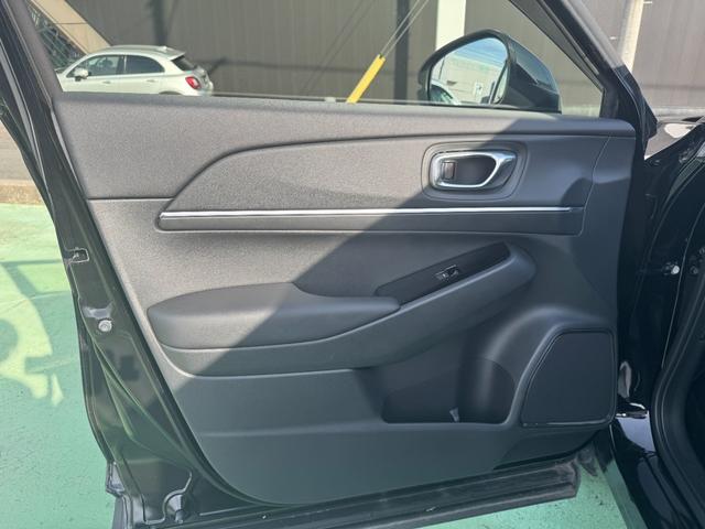 ヴェゼル ｅ：ＨＥＶＺ　１オーナー禁煙車ＥＴＣ２．０純正ドラレコ前後パワーリアゲート　衝突回避支援ブレーキ機能　１オナ　スマキ　Ｐトランク　フルオートエアコン　Ｄレコ　エアバッグ　両席エアバック　Ｒカメ　記録簿付　ソナー（17枚目）