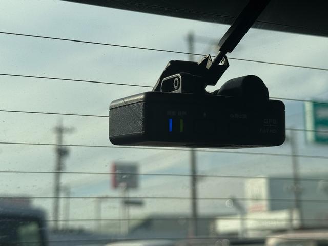 ヴェゼル ｅ：ＨＥＶＺ　１オーナー禁煙車ＥＴＣ２．０純正ドラレコ前後パワーリアゲート　衝突回避支援ブレーキ機能　１オナ　スマキ　Ｐトランク　フルオートエアコン　Ｄレコ　エアバッグ　両席エアバック　Ｒカメ　記録簿付　ソナー（26枚目）