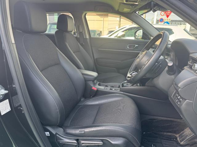 ヴェゼル ｅ：ＨＥＶＺ　１オーナー禁煙車ＥＴＣ２．０純正ドラレコ前後パワーリアゲート　衝突回避支援ブレーキ機能　１オナ　スマキ　Ｐトランク　フルオートエアコン　Ｄレコ　エアバッグ　両席エアバック　Ｒカメ　記録簿付　ソナー（28枚目）