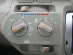 シンプル操作のマニアルエアコンつきで車内も快適に過ごせます！！ 7