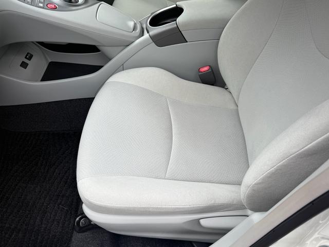 プリウス Ｓ　後期型／純正ナビ／バックカメラ／フォグライト／禁煙車／走行１００００ＫＭ台／フルセグＴＶ／Ｂｌｕｅｔｏｏｔｈ／ＥＴＣ／ＡＣ１００Ｖ／車検整備付／ＯＢＤ故障診断済／グー鑑定済（29枚目）