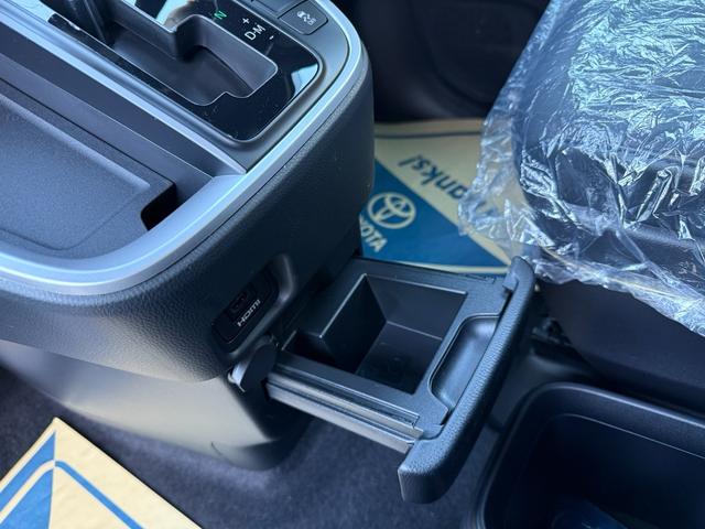 ヴォクシー S-Z 改良型/登録済未使用車/OP快適利便/OPトヨタチームメイトアドバンストパーク/OPCD・DVDデッキ/セーフティセンス/ブラインドスポット/パーキングサポート/パノラミックビュー/保証R12年11月(37枚目)