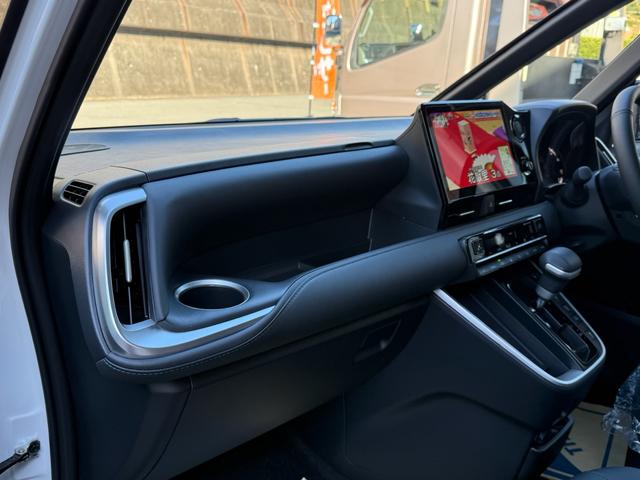 ヴォクシー S-Z 改良型/登録済未使用車/OP快適利便/OPトヨタチームメイトアドバンストパーク/OPCD・DVDデッキ/セーフティセンス/ブラインドスポット/パーキングサポート/パノラミックビュー/保証R12年11月(39枚目)