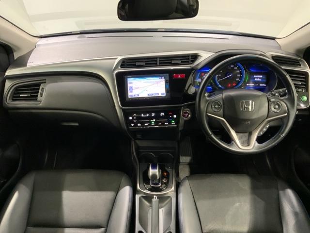 使いやすいレイアウトのダッシュボード周辺です。オートエアコンや小物入れなど嬉しい装備が満載です。