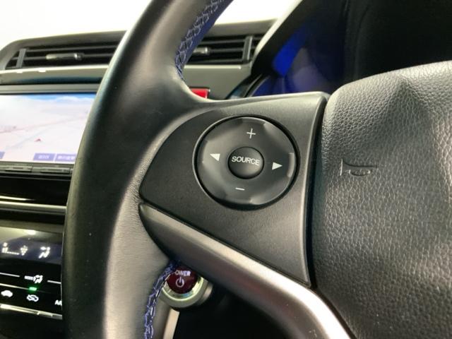 ステアリングにオーディオ操作スイッチが付いています。オーディオ画面に直接タッチしなくても操作が出来ますので、運転に集中できます。