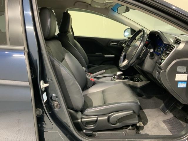 程よい硬さとホールド性が高くロングドライブも疲れにくいシートです。