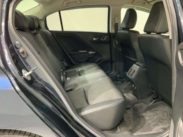 ゆったり座れるリヤシート！足元が広々としていて、乗り心地も良いです！