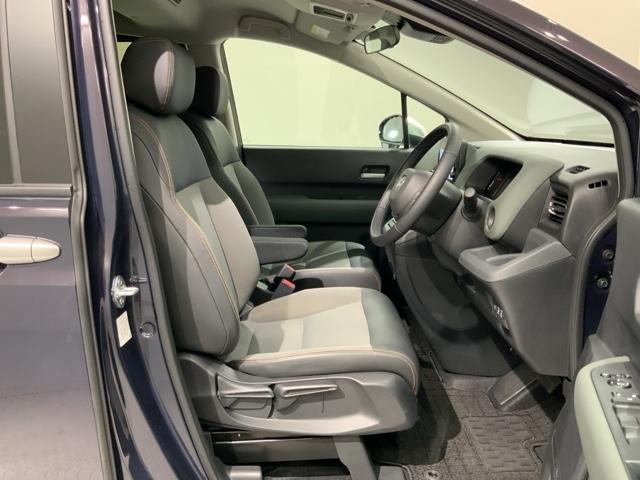 フリード クロスター　Ｈ　ＳＥＮＳＩＮＧ　新車保証　試乗車　ワンオーナー　ナビＬＸＭ－２４２ＺＦＮＩ　ＴＶ　Ｒカメラ　ＢＴオ－ディオ　ＥＴＣ　ＬＥＤライト　ＶＳＡ　両側電動ドア　シートヒーター　クルコン　アルミ　フォグ（17枚目）