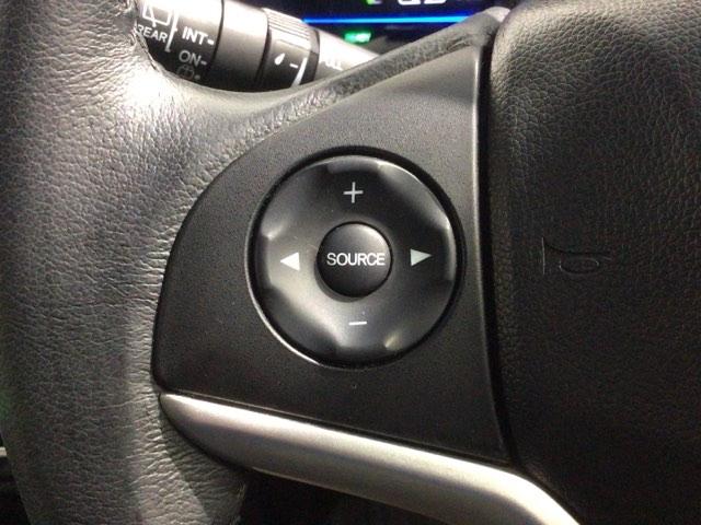 フィットハイブリッド Ｌパッケージ　あんしんＰＫＧ　１年保証　ワンオ－ナ－　ナビＶＸＭ－１４５ＶＦｉ　ＴＶ　ＣＤ録音　ＤＶＤ　ＥＴＣ　ＬＥＤライト　ＶＳＡクルコン　アルミ　スマ－トキ－　スペアキ－　盗難防止装置　整備記録簿　ドアバイザ－（8枚目）