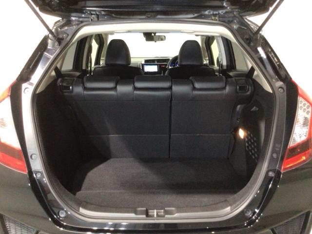 フィットハイブリッド Ｌパッケージ　あんしんＰＫＧ　１年保証　ワンオ－ナ－　ナビＶＸＭ－１４５ＶＦｉ　ＴＶ　ＣＤ録音　ＤＶＤ　ＥＴＣ　ＬＥＤライト　ＶＳＡクルコン　アルミ　スマ－トキ－　スペアキ－　盗難防止装置　整備記録簿　ドアバイザ－（32枚目）