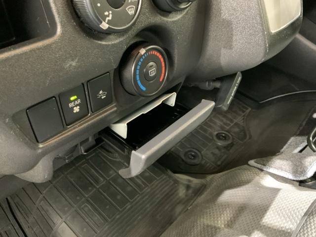 ハイエースバン ロングＤＸＧＬパッケージ　最長５年保証　ワンオ－ナ－　ナビ　ＴＶ　Ｒカメラ　ＤＶＤ　衝突軽減Ｂ　ドラレコ　ＥＴＣ　横滑り防止　キ－レス　盗難防止装置　整備記録簿　スペアキ－　ドアバイザ－　Ｗエアバッグ　エアコン　地デジ　ＡＢＳ（26枚目）