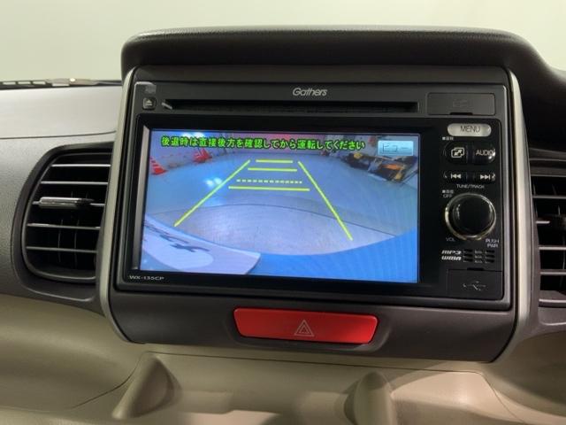 リバースギアに入れるだけで後方の表示へ切り替わります。夜間や雨の日の駐車も楽になりますよ。