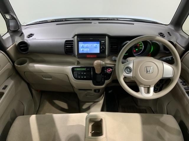 使いやすいレイアウトのダッシュボード周辺です。オートエアコンや小物入れなど嬉しい装備が満載です。