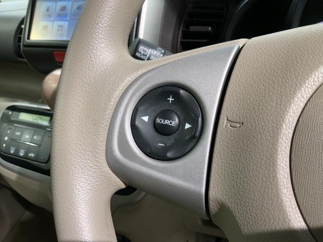 ステアリングにオーディオ操作スイッチが付いています。オーディオ画面に直接タッチしなくても操作が出来ますので、運転に集中できます。