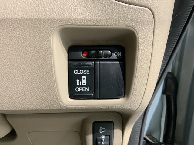 パワースライドドアが付いています。ワンタッチで簡単にお子様でも、お年寄りの方でも、開閉できますからとても便利です。キーレスや車内スイッチでも自動でドアの開閉ができます。