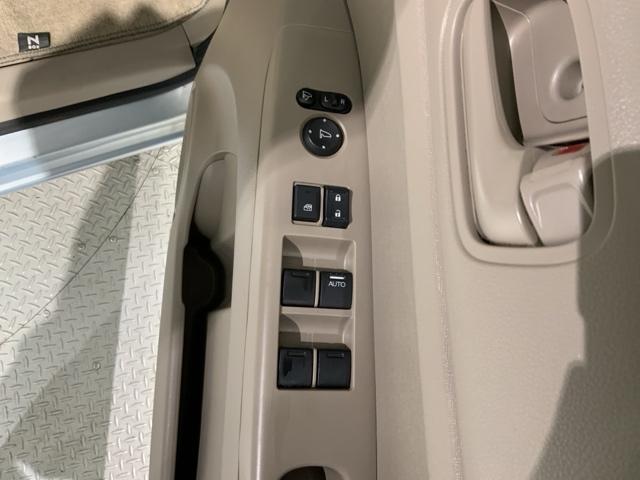 狭い駐車場で便利な電動格納ドアミラーが付いています。