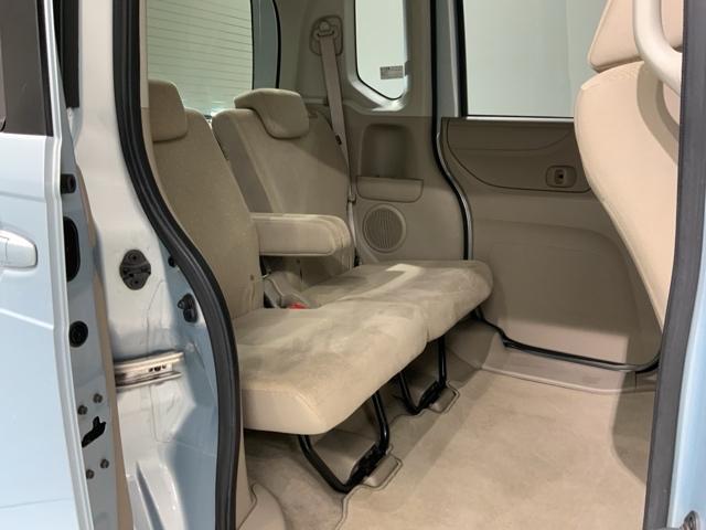 後席も余裕の広さ！ゆったりくつろげます！！