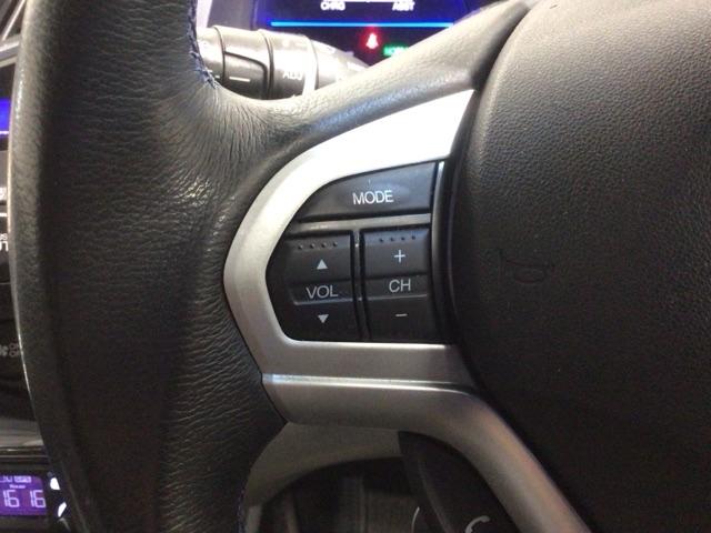 �X�e�A�����O�ɃI�[�f�B�I����X�C�b�`���t���Ă��܂��B�I�[�f�B�I��ʂɒ��ڃ^�b�`���Ȃ��Ă����삪�o���܂��̂ŁA�^�]�ɏW���ł��܂��B