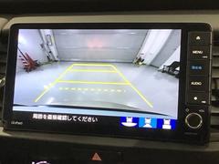 リバースギアに入れるだけで後方の表示へ切り替わります。夜間や雨の日の駐車も楽になりますよ。 6