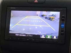 リバースギアに入れるだけで後方の表示へ切り替わります。夜間や雨の日の駐車も楽になりますよ。 6