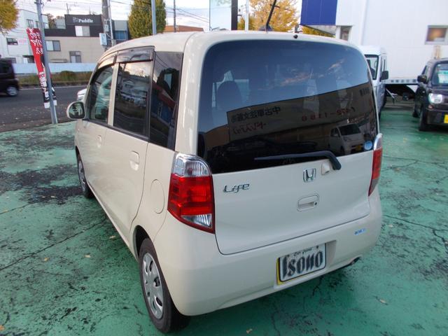 別途有料でグラスコートを行っております。酸性雨・塵・ＰＭ２．５などから車のボディーを保護します。