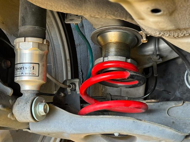 ＲＳＲ車高調入っています。ローダウンしています