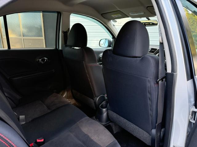 後部座席の様子です。