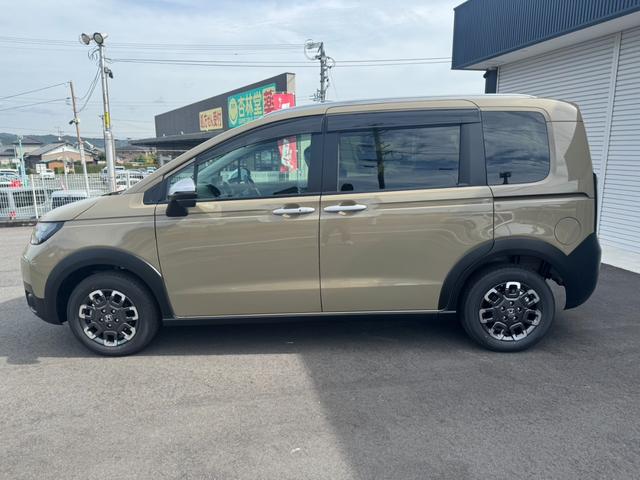 フリード ｅ：ＨＥＶクロスター　デザートベージュ　４ＷＤ　６人乗り　１１．４インチナビＴＶ　マルチビューカメラ　ドライブレコーダー３カメラ　ＥＴＣ２．０　両側パワースライドドア（8枚目）