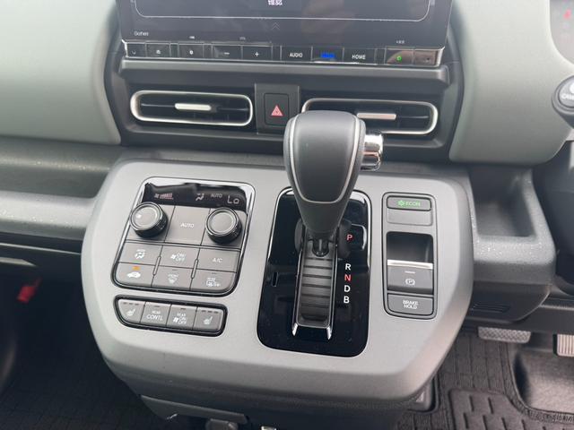 フリード ｅ：ＨＥＶクロスター　デザートベージュ　４ＷＤ　６人乗り　１１．４インチナビＴＶ　マルチビューカメラ　ドライブレコーダー３カメラ　ＥＴＣ２．０　両側パワースライドドア（17枚目）