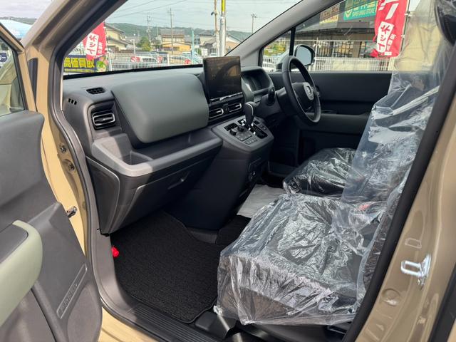 フリード ｅ：ＨＥＶクロスター　デザートベージュ　４ＷＤ　６人乗り　１１．４インチナビＴＶ　マルチビューカメラ　ドライブレコーダー３カメラ　ＥＴＣ２．０　両側パワースライドドア（18枚目）