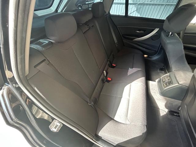 後部座席もゆったり座れます！大人が余裕を持って座れるスペースです。