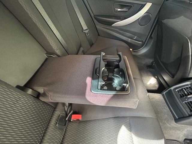 リアシートのアームレストには折りたたみ式のドリンクホルダー付きです。