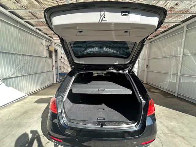 ハンズフリーで電動オープン可能なトランクドアです。大変広々とした荷室でございます。