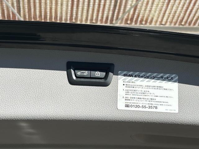 トランクドアは電動での開閉が可能でございます。