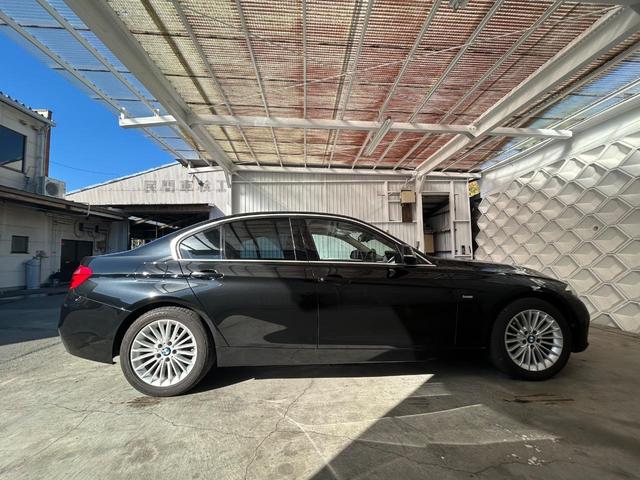 ３シリーズ ３２０ｉラグジュアリー　後期最終型　ＡＩＳ鑑定４．５点　禁煙車　インテリジェントセーフティ　ＡＣＣ　ＢＳＭ　ＬＫＡ　黒革シート　純正ナビ　ブルートゥース　バックカメラ　全方位ソナー　正規ディーラー車　記録簿付き（11枚目）