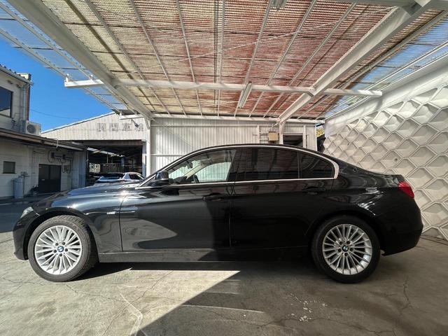 ３シリーズ ３２０ｉラグジュアリー　後期最終型　ＡＩＳ鑑定４．５点　禁煙車　インテリジェントセーフティ　ＡＣＣ　ＢＳＭ　ＬＫＡ　黒革シート　純正ナビ　ブルートゥース　バックカメラ　全方位ソナー　正規ディーラー車　記録簿付き（12枚目）