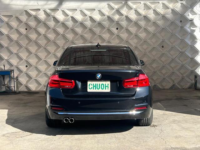 ３シリーズ ３２０ｉラグジュアリー　後期最終型　ＡＩＳ鑑定４．５点　禁煙車　インテリジェントセーフティ　ＡＣＣ　ＢＳＭ　ＬＫＡ　黒革シート　純正ナビ　ブルートゥース　バックカメラ　全方位ソナー　正規ディーラー車　記録簿付き（14枚目）