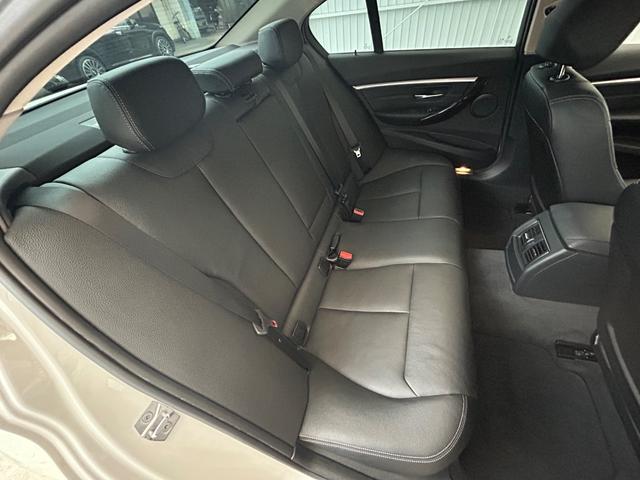 3シリーズ 320iラグジュアリー 後期最終型 AIS鑑定5点 禁煙車 ディーラー記録簿 インテリジェントセーフティ ACC BSM LKA 黒革シート コンフォートアクセス 純正ナビ BT バックカメラ 全方位ソナー ミラーETC(19枚目)