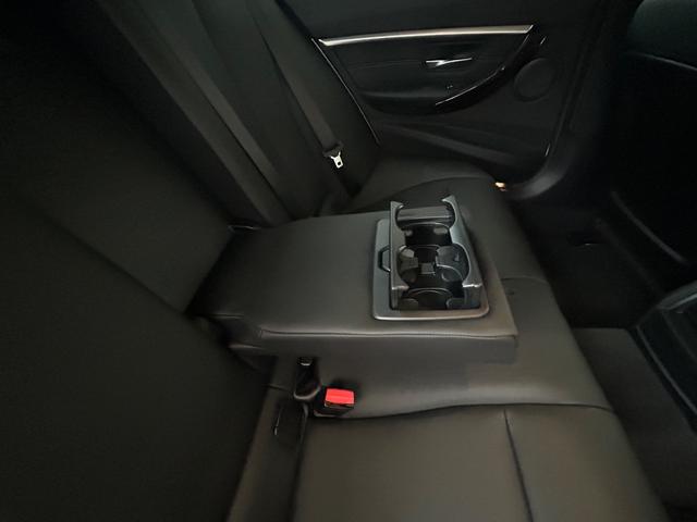 3シリーズ 320iラグジュアリー 後期最終型 AIS鑑定5点 禁煙車 ディーラー記録簿 インテリジェントセーフティ ACC BSM LKA 黒革シート コンフォートアクセス 純正ナビ BT バックカメラ 全方位ソナー ミラーETC(20枚目)