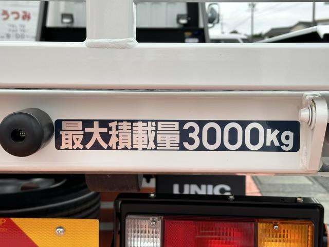 積載車　カスタム仕様　積載車　キャリアカー　セルフローダー　３ｔ　５ＭＴ　エンジン４Ｐ１０＋　古河ユニック　ＵＣ－３５　ＮＥＯ５　ボディ傾斜角度５．８度〜　ラジコン　ウインチ　荷台寸法：５７１０×２０６０ｍｍ(7枚目)