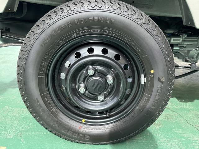 スーパーキャリイ Ｘリミテッド　４ＷＤ　４ＡＴ　特別仕様車　専用フロントガーニッシュ　専用サイドデカール　ＬＥＤヘッドランプ＆フォグランプベゼル（ブラック塗装）専用スチールホイール（ブラック塗装）　キーレス　パワーウィンドー（12枚目）