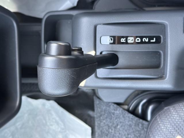 スーパーキャリイ Ｘリミテッド　４ＷＤ　４ＡＴ　特別仕様車　専用フロントガーニッシュ　専用サイドデカール　ＬＥＤヘッドランプ＆フォグランプベゼル（ブラック塗装）専用スチールホイール（ブラック塗装）　キーレス　パワーウィンドー（18枚目）