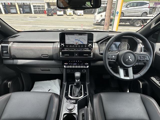 トライトン ＧＳＲ　純正ナビゲーション　全方位カメラ　スマートキー　ＬＥＤヘッドライト　フルオートエアコン　シートヒーター＆ハンドルヒーター　革巻きハンドル　オートクルーズコントロール　サーキュレーター　フォグランプ（10枚目）
