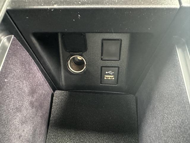 クラウンクロスオーバー Ｇアドバンスド　純正ナビゲーション　バックカメラ　ＥＴＣ　パワーバックドア　スマートキー　ＬＥＤヘッドライト　フルオートエアコン　革巻きハンドル　オートクルーズコントロール　ＵＳＢ充電ソケット　オートライト（27枚目）