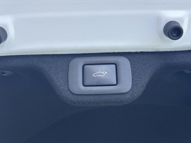 クラウンクロスオーバー Ｇアドバンスド　デジタルインナーミラー　純正オーディオ　パノラマカメラ　ＥＴＣ　スマートキー　ＬＥＤヘッドライト　フルオートエアコン　パワーバックドア　ＡＣ１００Ｖ電源　革巻きハンドル　オートクルーズコントロール（13枚目）
